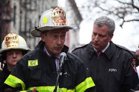 Résultat de recherche d'images pour "de blasio shovel"