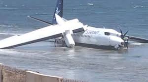 Avião com 55 passageiros faz pouso de emergência em praia na Somália