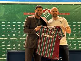 Hulk é apresentado no Fluminense, pede ajuda a Fred e diz: 'Venho com fome'