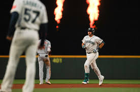 Mariners come to life, crush Reds 8-0