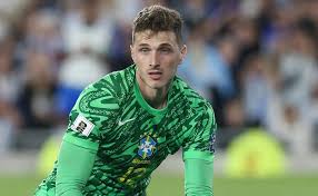 Bento acaba preocupando a torcida brasileira, e quase se complica com saídas fora da área