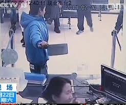 Nh&acirc;n vi&ecirc;n ng&acirc;n h&agrave;ng ph&igrave; cười v&igrave; t&ecirc;n cướp ngớ ngẩn