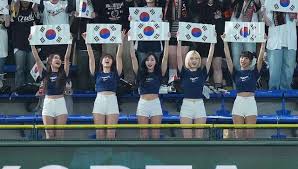 WBC韓国代表、美人チア軍団が猛攻後押し 左翼スタンドで国旗掲げる（サンケイスポーツ）