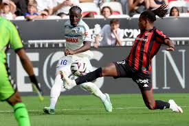« C'est un gros challenge pour moi... » Un match à plein tube pour Genesis Antwi, le latéral du Racing, face au PSG ?