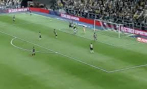 Error de Franco Petroli en gol de Atl&eacute;tico Mineiro