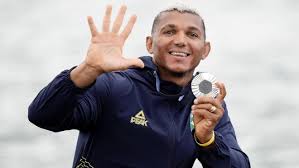 Isaquias Queiroz é campeão do C1 500m no Mundial de Canoagem