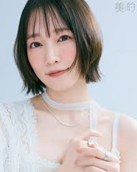 吉岡里帆：ミニドレス、レースワンピでヘルシー肌見せ サマーヌーディーなメイクで「美的」表紙に