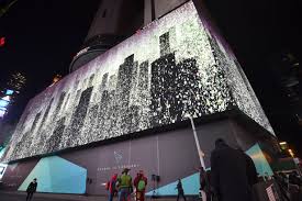 images?q=tbn:ANd9GcT55L0 Z3stDkGgV2VgSGy3qQOhieIyDZ19A O8fejkkM5BTUBo در ویدیو اضافه شد؛ بزرگترین و گرانترین بیلبورد دیجیتال دنیا / دو و نیم میلیون دلار برای یک ماه (هشت میلیارد تومان)