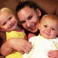 Cặp song sinh 3 tuổi chết đuối trong nước mưa. Jocelyn và Shaylyn cùng mẹ khi hai bé tròn 1 tuổi. Ảnh: Mirror - 1397489060-thumbnail