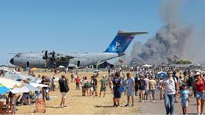 Griechischer Kampfjet stürzt vor Tausenden Zuschauern ab — WELT