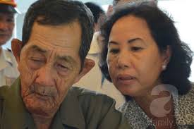 Những hình ảnh xúc động trong ngày Quốc tang Đại tướng 16. Ông Nguyễn Đức Hà, 93 tuổi, xúc động khi viết lưu bút. - nhung-hinh-anh-xuc-dong-trong-ngay-quoc-tang-dai-tuong