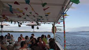 Resultado de imagem para passeio de barco aracaju