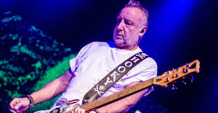 A reação de Peter Hook ao saber que New Order seguirá apenas com Bernard Sumner