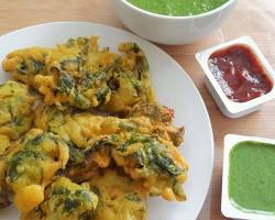 Palak pakora with chutney