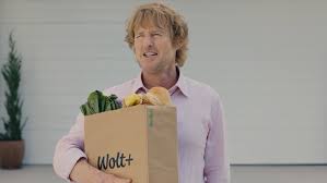 Owen Wilson protagoniza campaña publicitaria para Wolt dirigida por Nat Prisco