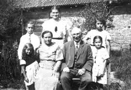072-0019 Familie Heinrich Unruh aus Pelkeninken im Sommer 1935.