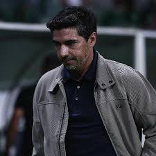Abel rebate críticos sobre futebol do Palmeiras: 'Quem está jogando bem?'