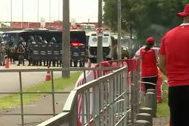 Confusão antes do Gre-Nal 451 tem ônibus apedrejado e intervenção da Brigada Militar