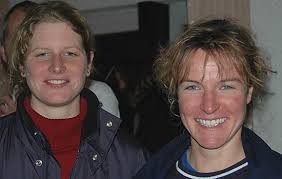Gesamterste Lisa Stegert vom <b>TuS Ende</b> (rechts) und die Zweitplatzierte <b>...</b> - 2004nilkolauslauf_siegerinnen