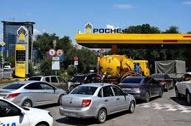 ロシアでガソリンなど「燃料不足」深刻化、ウクライナによる攻撃で原油精製能力４割減か