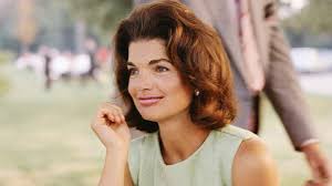 Athina Onassis oggi in abito rosso cosa sta provando a raccontarci?