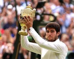 Image de Djokovic and Alcaraz standing side by side on the podium