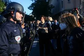 Continúan los bloqueos en los institutos franceses tras las vagas promesas del primer ministro