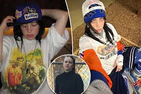 ¡Adiós ropa ancha! Billie Eilish impacta con look ajustado en medio de polémica