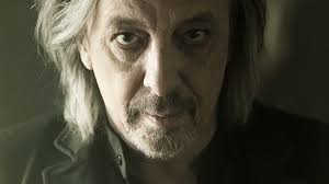 Après 28 ans d&#39;absence discographique, le retour de l&#39;ex-chanteur d&#39;Harmonium, Serge Fiori, est un succès. Son album homonyme se trouve en tête du palmarès ... - 140304_3r3lm_acs_serge_fiori_sn635