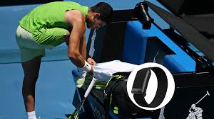 La pulsera que le han 'quitado' a Alcaraz en Australia: para qué es y por qué se prohíbe en el tenis