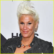 Anne Burrell posing for a portrait