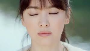 Điều khiến fan bị thu hút nhất chính là vẻ đẹp của cô. 5 điểm &quot;hot&quot; phim mới của Song Hye Kyo - 4. Song Hye Kyo xinh đẹp và u buồn trong Gió mùa đông năm ấy ... - 1359453393-phim-gio-mua-dong-nam-ay--13-