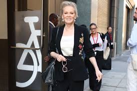 Jean Smart, 74, Wore This Polished Sneaker Swap That Jennifer Lawrence Also Reaches For
