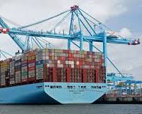 صورة giant container ships and bulk carriers at sea