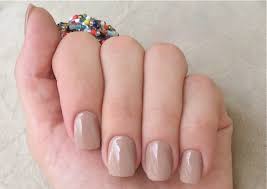 Resultado de imagem para esmalte nude e ouro nude