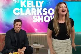 Kelly Clarkson's Hilarious Interview with Benicio del Toro Goes Viral - Imagen principal del artículo