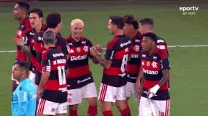Aos 12 min do 1º tempo, Varela aparece como homem surpresa na área e abre o placar