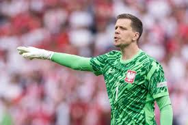 Wojciech Szczęsny joins list of goalkeepers linked with Barcelona after 
Marc-Andre ter Stegen injury