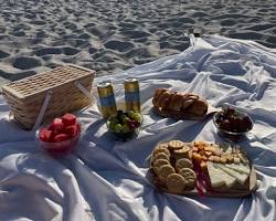 Εικόνα Picnic on the beach date idea