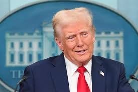 Trump anuncia bono para los militares y defiende su agenda económica