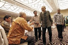 Former finance minister in the New Order era Ali Wardhana (second right), University of Indonesia&#39;s School of Economics dean Ari Kuncoro (right) and ... - p13-aThank-you-sir!