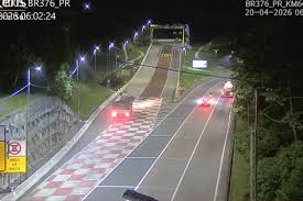 VÍDEO: caminhão carregado com soja perde freio, entra em área de escape da BR-376 e tomba, no Paraná