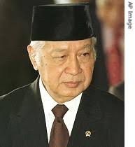 President Suharto Soeharto adalah Presiden kedua Republik Indonesia. Beliau lahir di Kemusuk, Yogyakarta, tanggal 8 Juni 1921. Bapaknya bernama Kertosudiro ... - ap_indonesia_suharto_2102