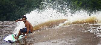surfing di sungai kampar riau indonesia