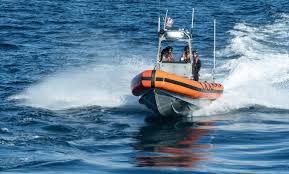 Rescata Guardia Costera a 15 personas en aguas frente a California