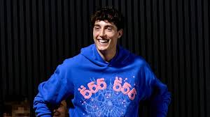 Plex, escoltado por sus amigos, sonríe con timidez a la declaración de amor de Aitana tras los rumores de crisis