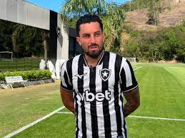 Alex Telles revela papo com Danilo na volta ao Botafogo: "Está disponível para jogar"