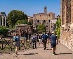 Walking to Roman Forum from Colosseum的圖片