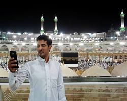 pilgrims taking selfie mecca hajj umrah kaaba smartphone photo, buatan AI