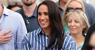 A carteira tecida de Meghan Markle custa US$ 990, mas encontramos o visual por US$ 52